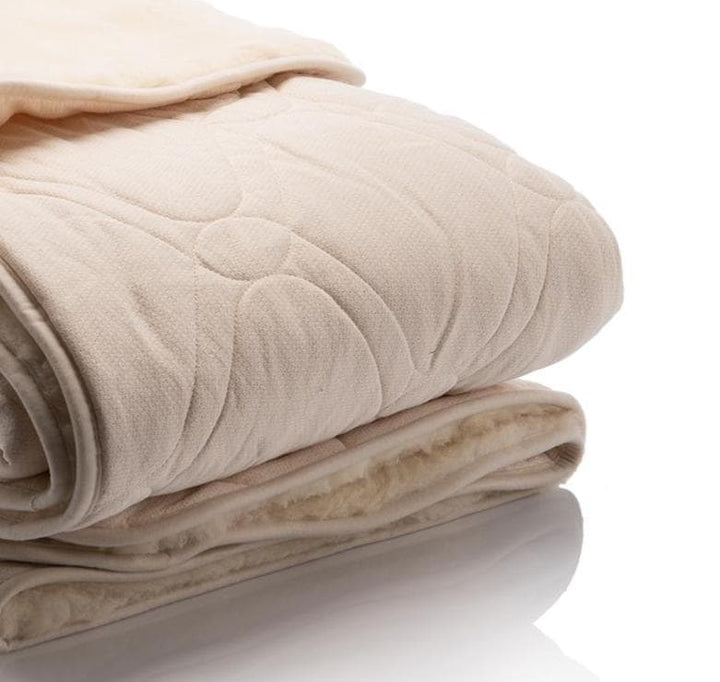 Organic cotton, GOTS certified from one side of the blanket quilted with woolen padding. Handmade by Woolland