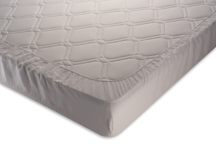 Photo from close eye showing pure linen fitted sheet dressed on a mattress. Handcrated by Woolland