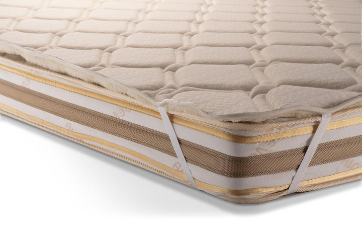 Woolen mattress topper with a quilted top layer by the Woolland 