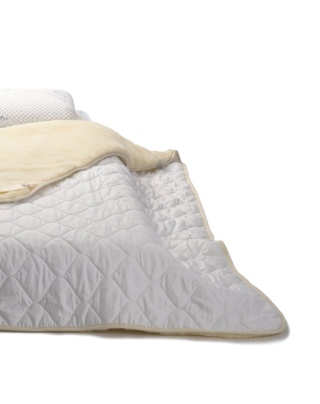 Quilted blanket from merino wool and white cotton sateen. Handmade by Woolland
