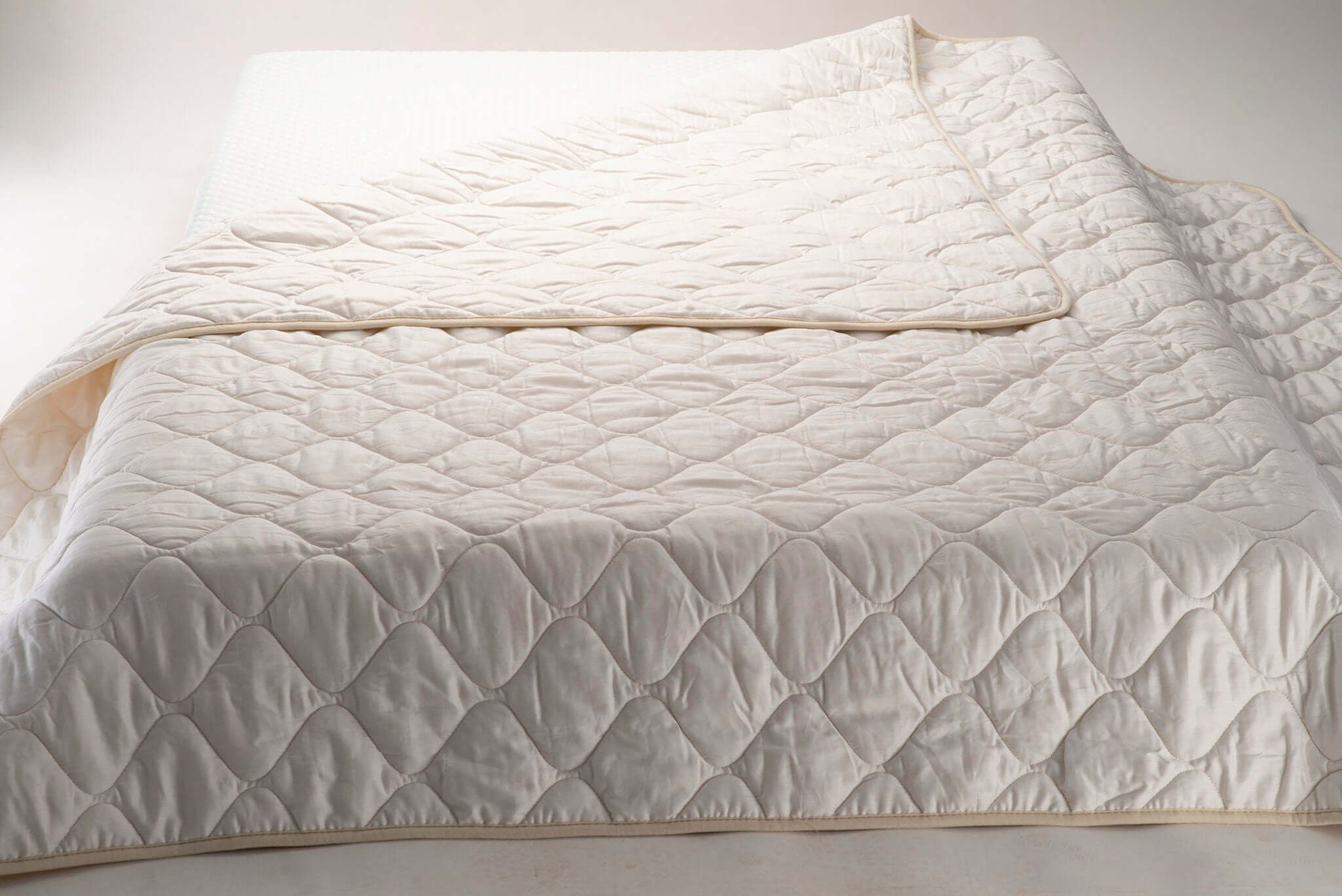 Cotton sateen and wool padding quilt duvet insert. Handmade by Woolland